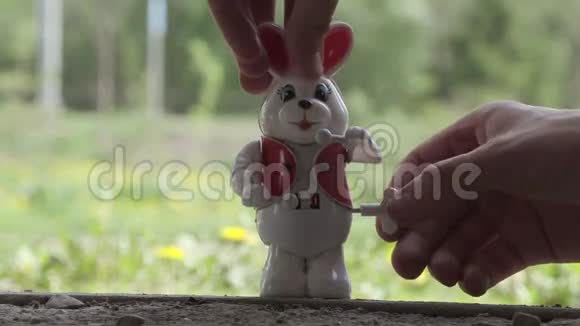 机械发条玩具兔子鼓手视频的预览图