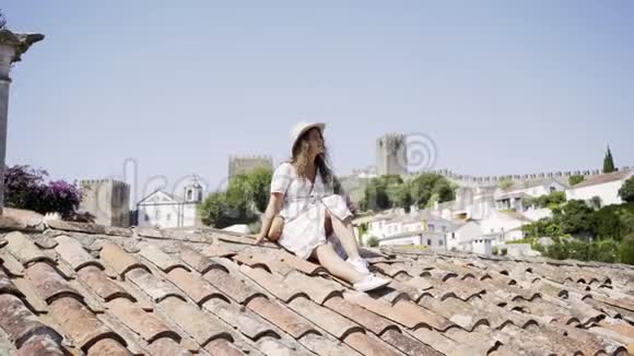 微笑的女人坐在屋顶上视频的预览图