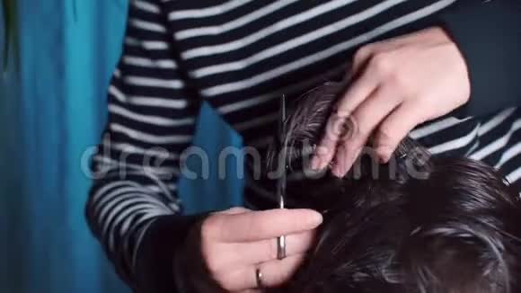 理发师剪发的特写视频的预览图