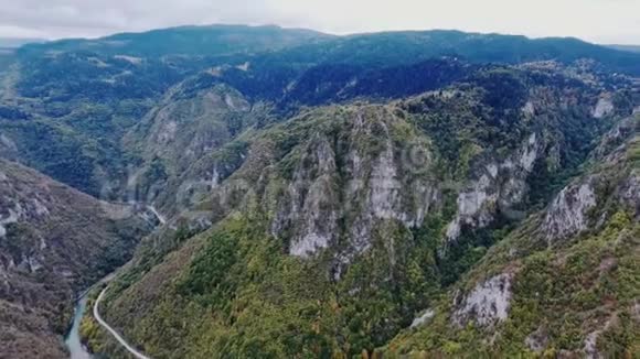 峡谷的黑山河与鸟眼群山视频的预览图