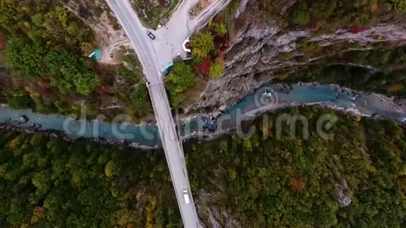 峡谷的黑山河与鸟眼群山视频的预览图