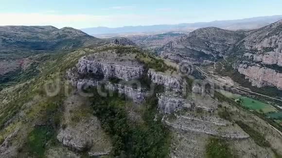 峡谷的黑山河与鸟眼群山视频的预览图