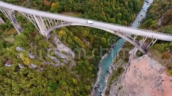 峡谷的黑山河与鸟眼群山视频的预览图