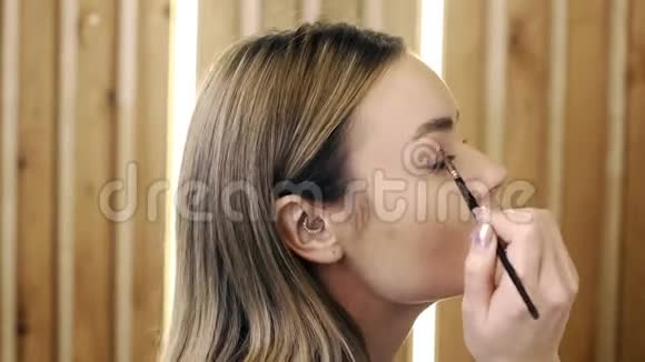 一个性感的年轻的多民族的白人女性早上在家镜子附近化妆视频的预览图