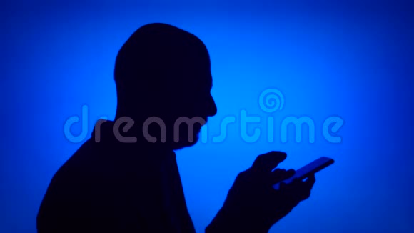 蓝底手机老人剪影男在电话里的侧写视频的预览图