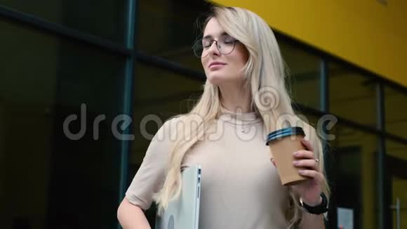 特写迷人的女人在时尚的外观上走在城市的街道上喝咖啡出去戴眼镜的女士视频的预览图