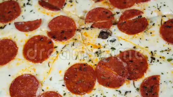 披萨的质地特写薄薄的香肠片意大利传统热菜的质地视频的预览图