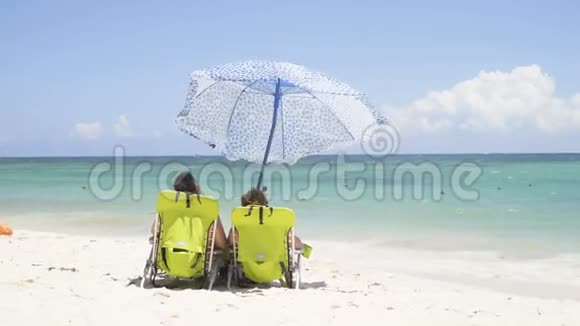 一对相爱的老夫妇在海滩上休息一个男人和一个女人自己在普雷斯拉海滩下面视频的预览图