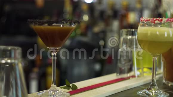 酒保提供黄色鸡尾酒酒吧柜台鸡尾酒爱好者视频的预览图