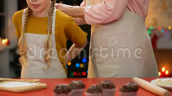 奶奶和女孩准备为家庭庆祝节日做圣诞饼干视频的预览图