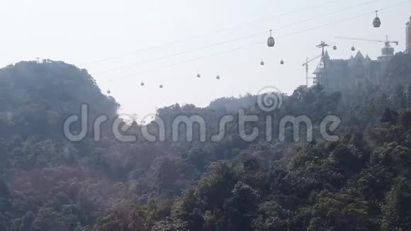 航空接近独特的圆形舱现代缆车高山峡谷景观旅游观光越南视频的预览图