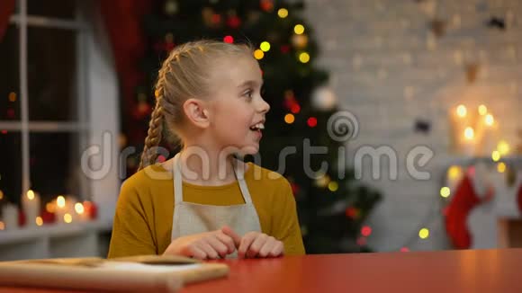 可爱的女孩试图触摸烤鸡奶奶不允许她圣诞前夜视频的预览图