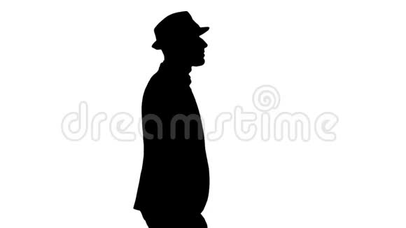 剪影随形阿拉伯男子戴帽子走路视频的预览图