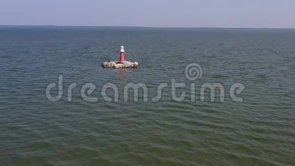 美丽的小灯塔和海水泻湖空中视频的预览图