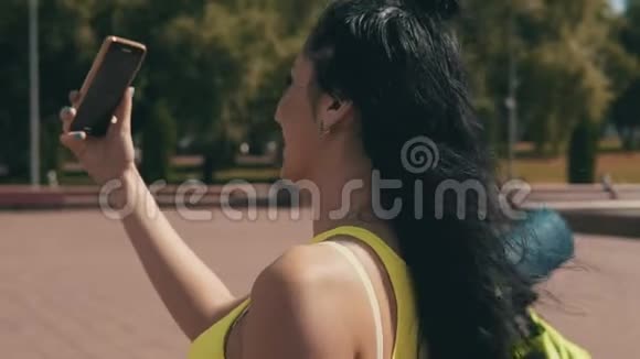 漂亮的黑发女孩在跑步前聊天技术概念视频的预览图