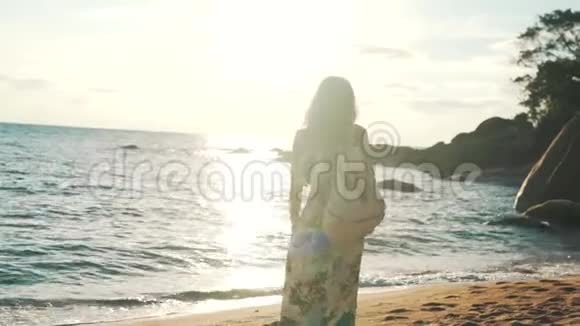 带着背包在海边散步的旅游女孩视频的预览图