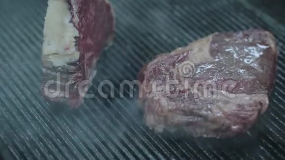 美味多汁的牛肉牛排靠近烤架表面餐厅厨房准备两块生肉视频的预览图