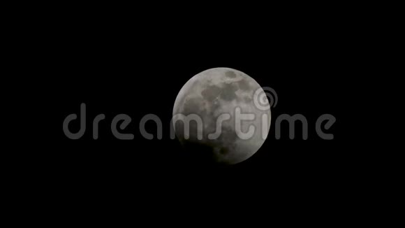 黑暗天空中超级月亮下半部的阴影视频的预览图