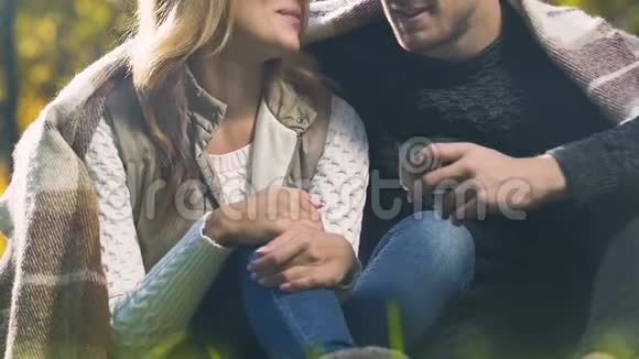 一对被格子包裹的夫妇坐在公园里享受交流舒适的气氛视频的预览图