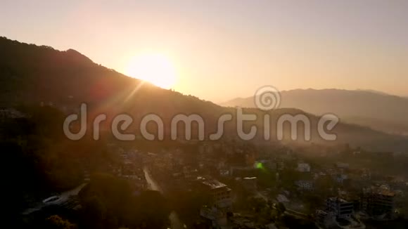 尼泊尔Gorkha市的空中录像勇敢的Gurkha士兵的家园视频的预览图