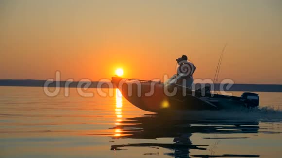 两名渔民正在日出景观中驾驶快艇友谊闺蜜概念视频的预览图