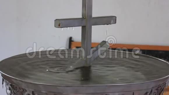 从铁十字架上滴下的圣水视频的预览图