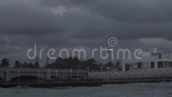在暴风雨的天空的背景下发光的灯塔4K视频的预览图