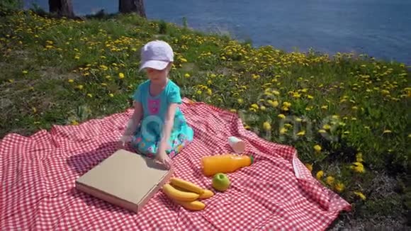 儿童打开纸板箱与披萨在海岸视频的预览图