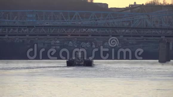 俄亥俄河上的河驳船视频的预览图