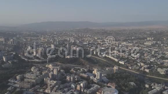从高处俯瞰格鲁吉亚首都第比利斯视频的预览图