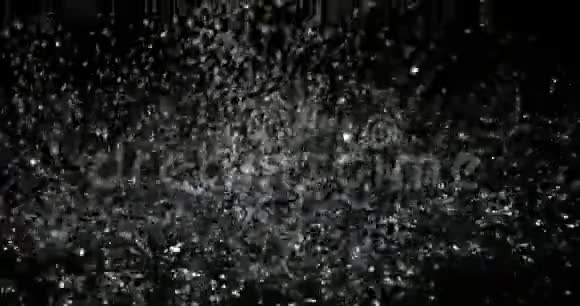 黑色背景下水缸的水流视频的预览图