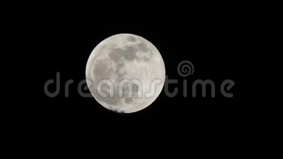 月食在黑暗的天空中出现视频的预览图
