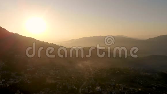 尼泊尔Gorkha市的空中录像勇敢的Gurkha士兵的家园视频的预览图
