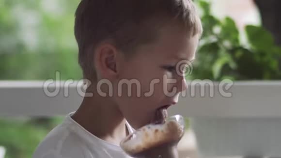 男孩在玻璃里舔冰淇淋视频的预览图