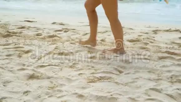 女性和男性的腿沿着海滩散步柔软的白沙4K视频的预览图