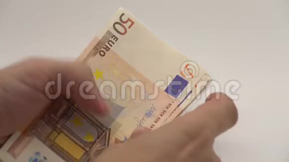 K4举起手来数欧元五十一百的钞票数钱视频的预览图