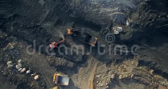 挖掘机装载煤黄色自卸汽车视频的预览图