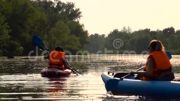 划着皮划艇的人在河中滑行慢动作视频的预览图