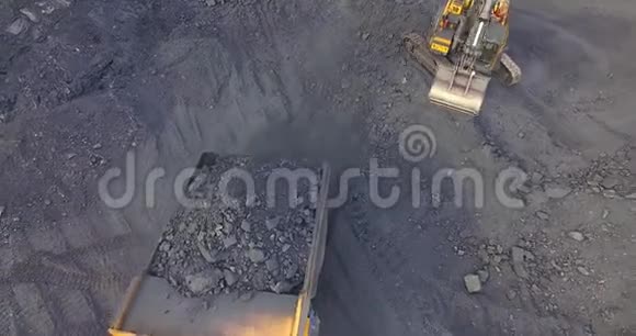 俯视挖掘机将煤装进自卸车视频的预览图