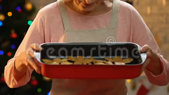 老妇人闻到刚出炉的姜饼饼干的味道圣诞气氛视频的预览图