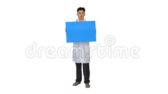 快乐微笑的男医生展示空白的招牌在白色的背景上跳舞视频的预览图