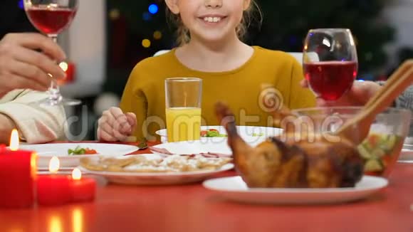 父母和孩子在圣诞晚餐时举杯祝幸福和健康视频的预览图