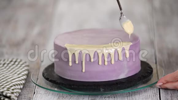 在厨房准备蛋糕的特写在蛋糕上浇上白巧视频的预览图