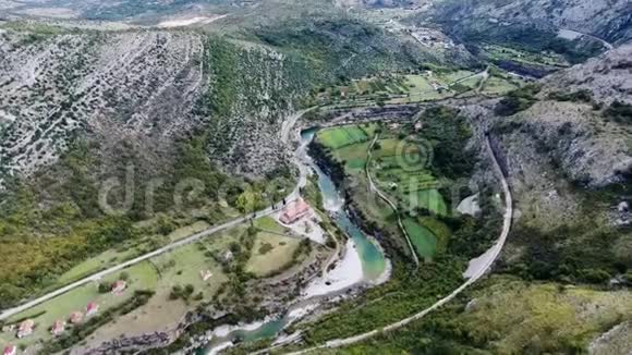 峡谷的黑山河与鸟眼群山视频的预览图