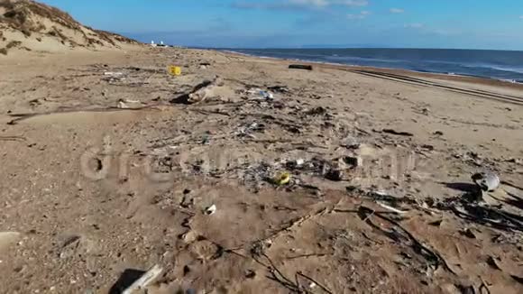 海滩和海洋的塑料污染海岸垃圾的鸟瞰图视频的预览图