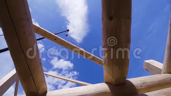 起重机将横梁降低到屋顶剪辑吊车在施工现场吊梁施工现场的工作视频的预览图