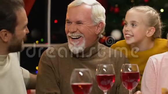 快乐的家庭在圣诞晚餐上开玩笑节日期间大家在一起的传统视频的预览图