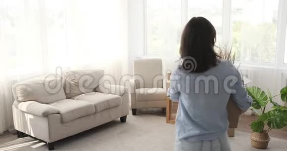 兴奋的女人搬进新公寓视频的预览图