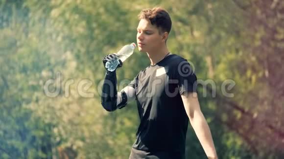 青少年正拿着一个装有假肢的瓶子在户外喝酒视频的预览图