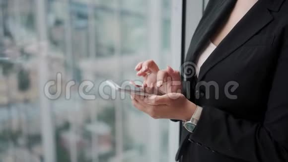 一位自信的商业女性的特写肖像视频的预览图